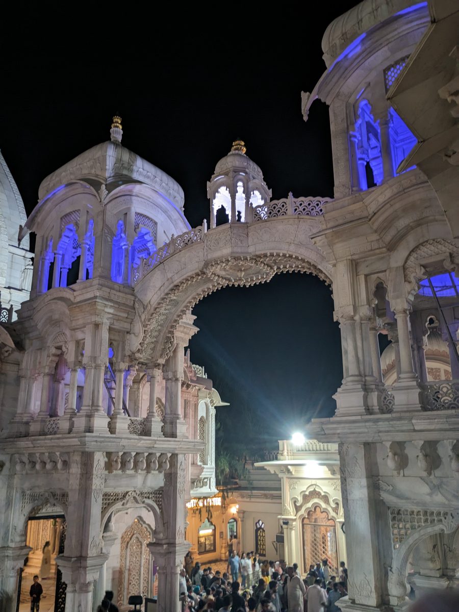 Une rue animée avec des temples à Mathura et Vrindavan.