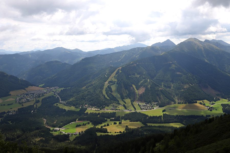 Blick auf Hohentauern in der Steiermark mit alpiner Berglandschaft
