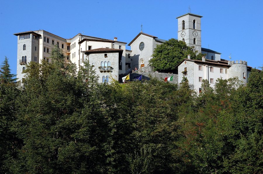 Castelmonte avec château et sanctuaire dans le paysage vallonné du Frioul-Vénétie Julienne