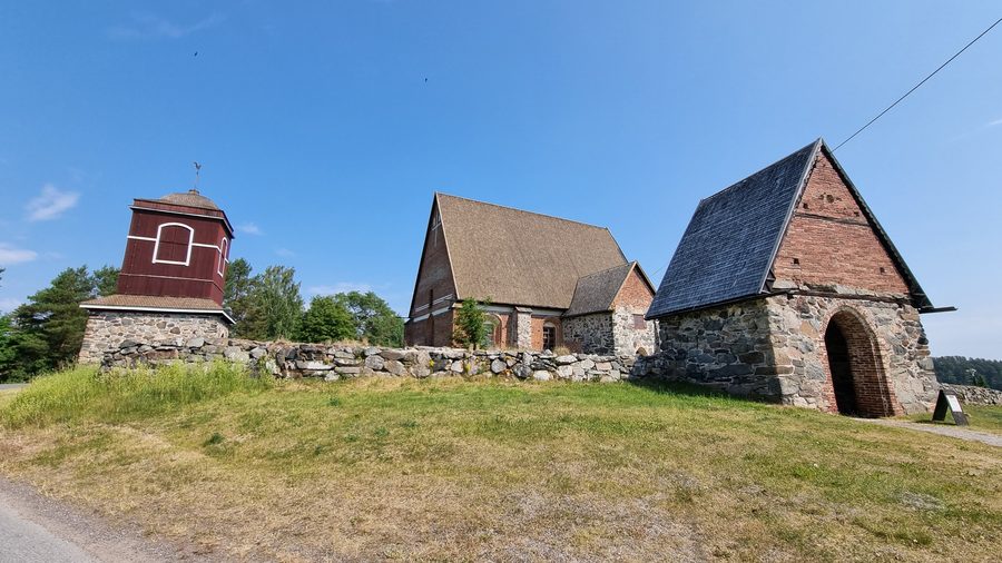 Extérieur de l’église médiévale de la Sainte-Croix de Hattula en Finlande