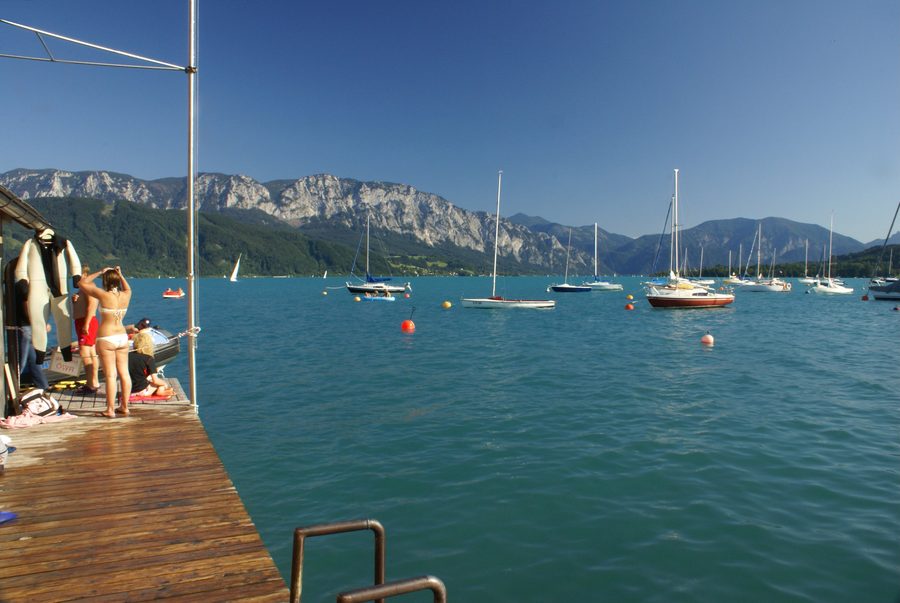 Rive de l’Attersee à Nußdorf am Attersee avec vue sur le lac