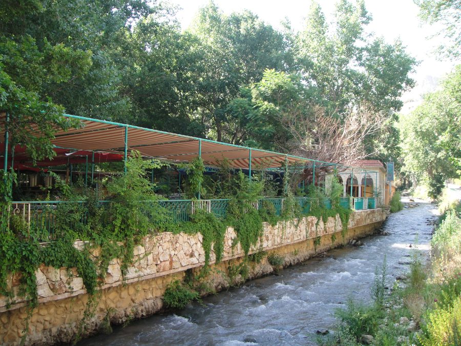 Cafés le long de la rivière Berdawni à Zahlé, Liban