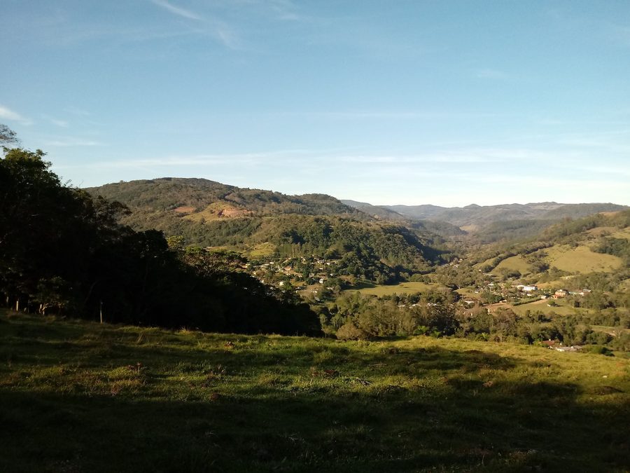 Vue partielle du district de Padilha dans le Município de Taquara, entouré d’un paysage verdoyant et de maisons dans la vallée