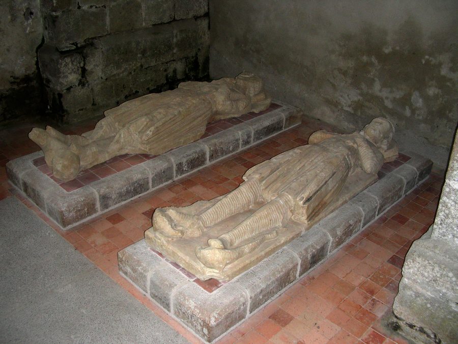 Intérieur de l'église de l'abbaye de la Trinité à La Lucerne-d'Outremer, avec des gisants.