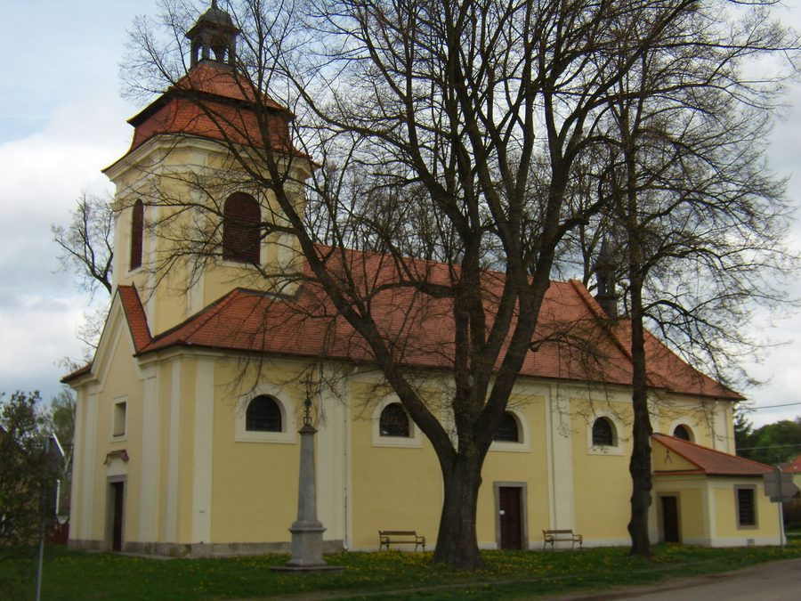 Vue extérieure de l'église Saint-Venceslas à Dnešice