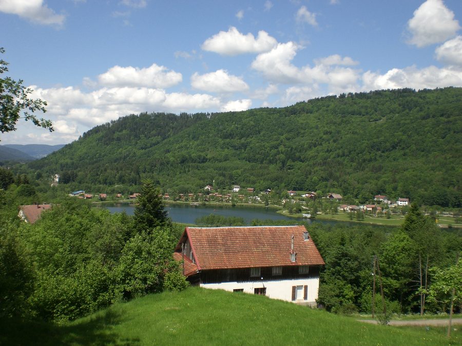 Vue panoramique du lac artificiel et de la base de loisirs depuis le versant les Amias