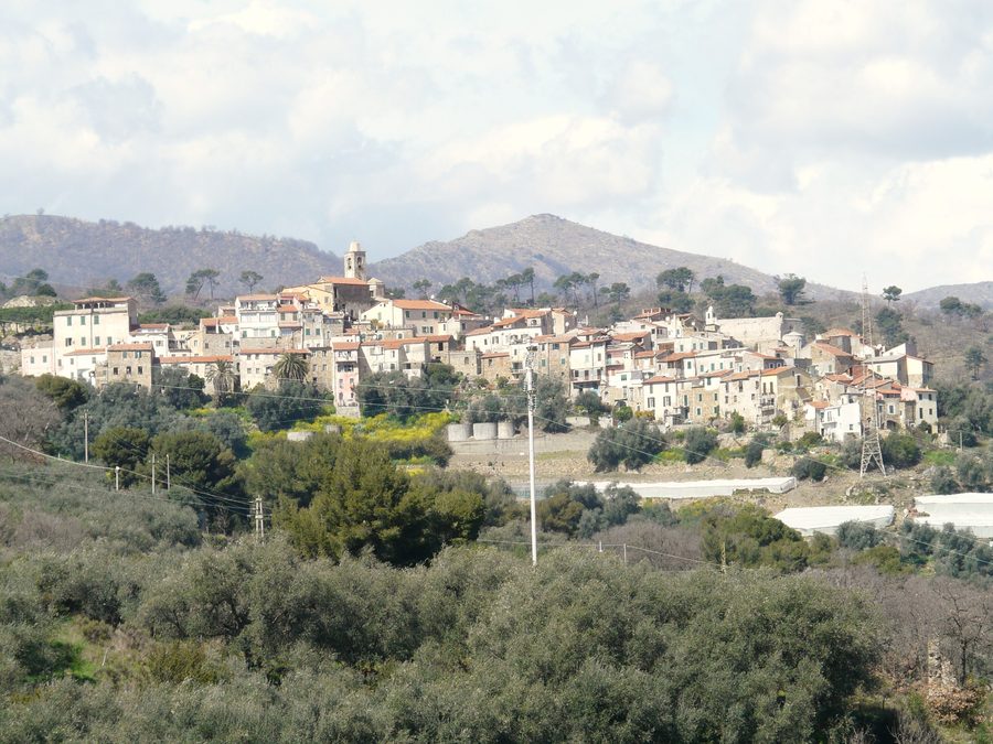 Vue panoramique de Lingueglietta sur la vallée de San Lorenzo jusqu’à la mer