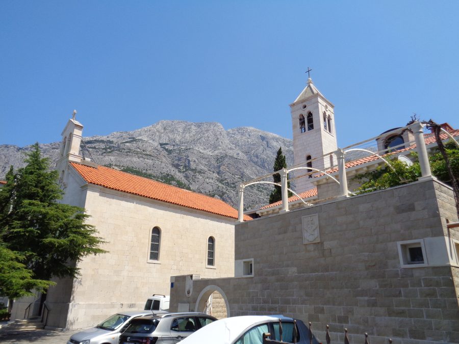 Vue latérale de l’église Saint-Nicolas à Baška Voda