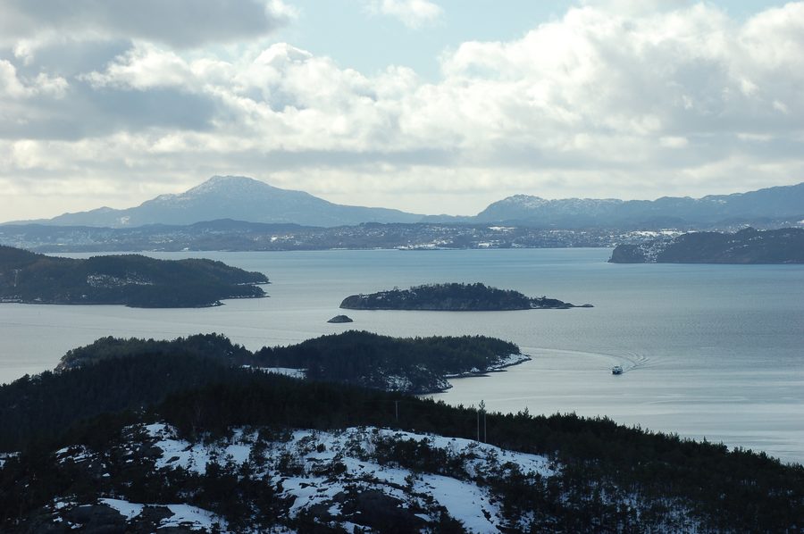 Paysage de fjord à Sunnhordland vu depuis Sunde, avec Stord à l’arrière-plan et des parties de Huglo et Halsnøy.