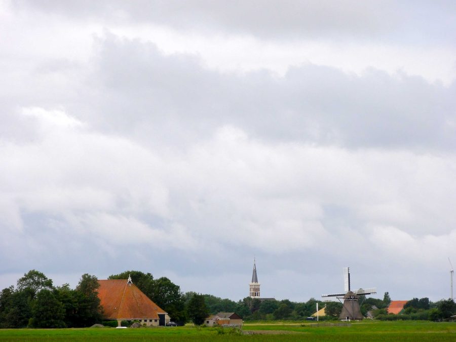 Vue de Cornwerd avec la Sint-Bonifatiuskerk et le Cornwerdermolen
