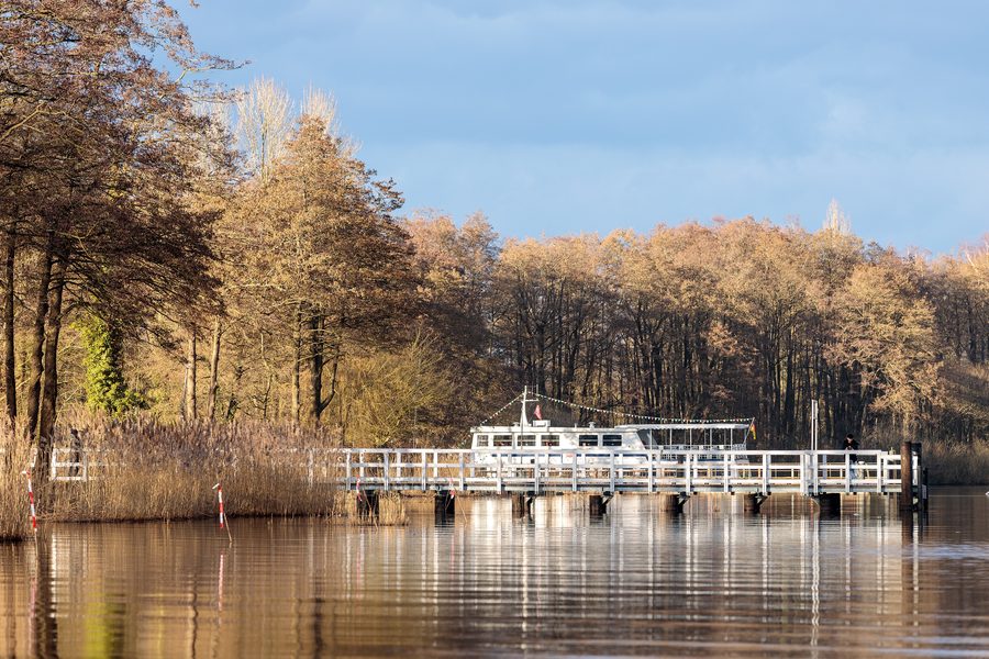 Rive ouest du lac Zwischenahner Meer avec embarcadère de Rostrup et MS Ammerland