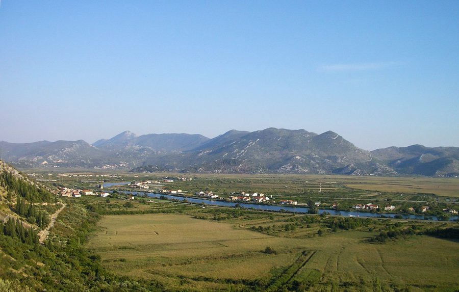 Kula Norinska et Krvavac II le long de la rivière Neretva, avec le mont Žaba en arrière-plan
