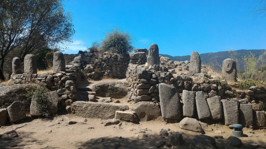 Pierres dressées préhistoriques sur le site archéologique de Filitosa dans le sud de la Corse