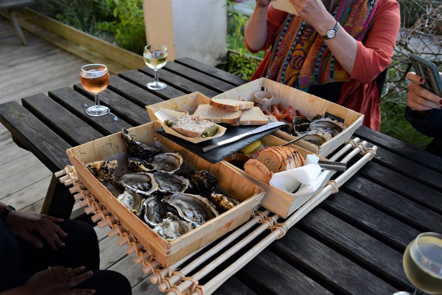Plateau de fruits de mer et grillon charentais sur l'île de Ré en Charente-Maritime