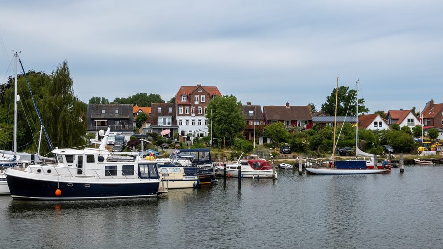 Embarcadère et rangée de maisons à Arnis au bord de la Schlei