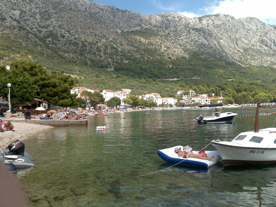 Vue du centre de la plage d’Igrane sur la côte croate