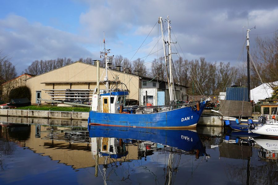 Dans le port de Varel, le chalutier à crevettes DAN 1 Friesland est à sec en hiver.
