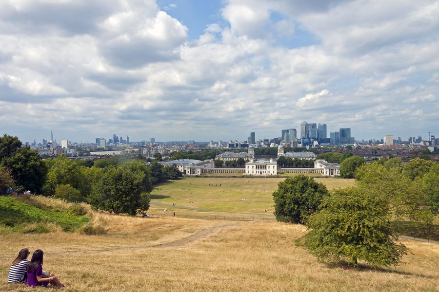 Vue du site du patrimoine mondial Maritime Greenwich depuis les environs de l’Observatoire royal, avec la Tamise et la skyline de Londres