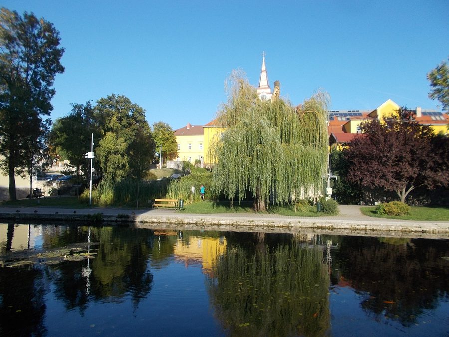 Church Hill vu à travers le Small Lake à Tapolca