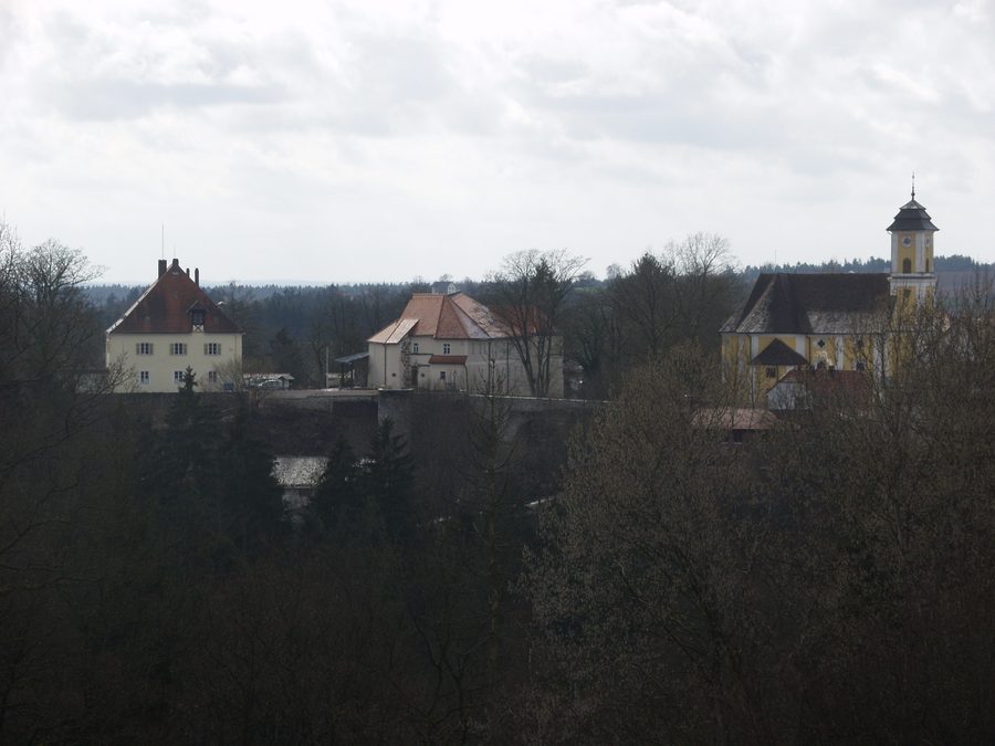 Ensemble castral de Mitterfels avec l’église Saint-Georges, la mairie et l’ancienne prison, aujourd’hui siège du musée local