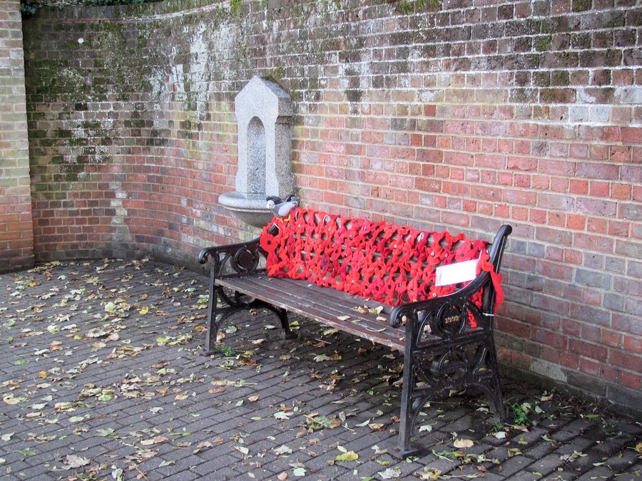 Banc et fontaine à eau dans la High Street de Tring
