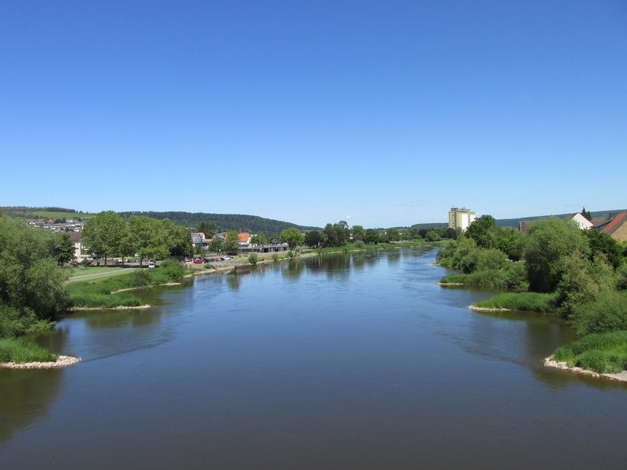 Vue depuis le pont entre Beverungen et Lauenförde sur la Weser en aval