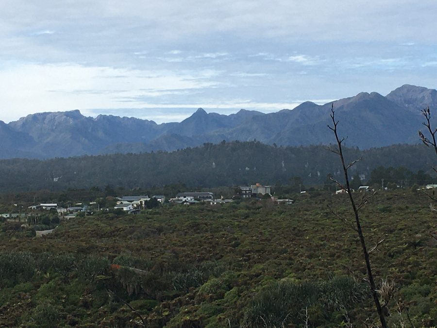 Charleston avec les montagnes Paparoa en arrière-plan, vu depuis le point de vue de Constant Bay