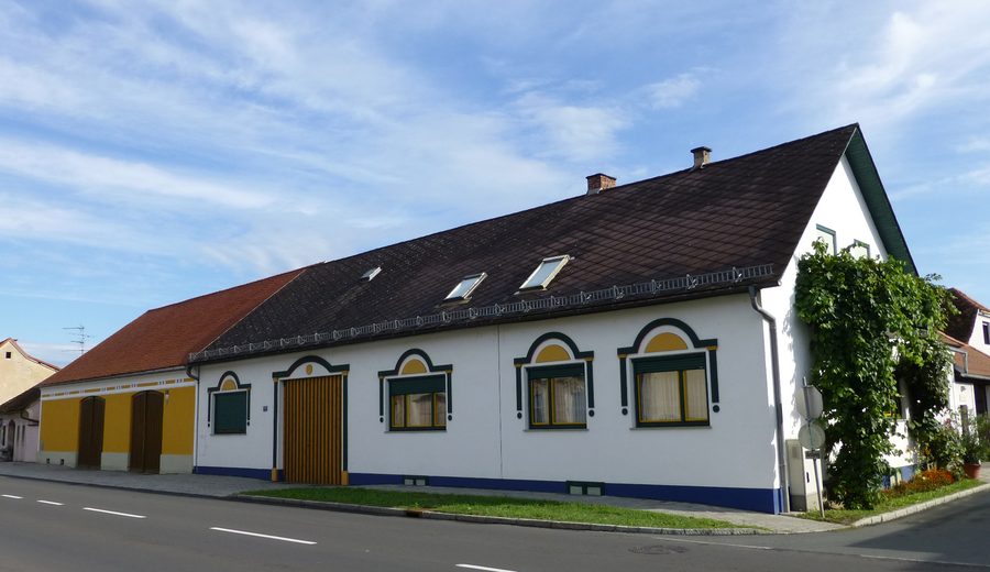 Maisons traditionnelles sur la rue principale à Rudersdorf, dans le sud du Burgenland