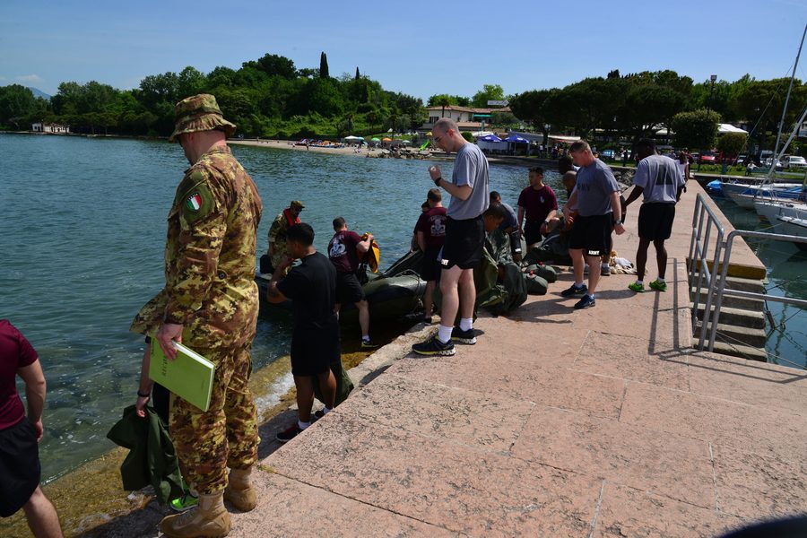 Parachutistes revenant vers la rive du lac de Garde près de Pacengo, Italie