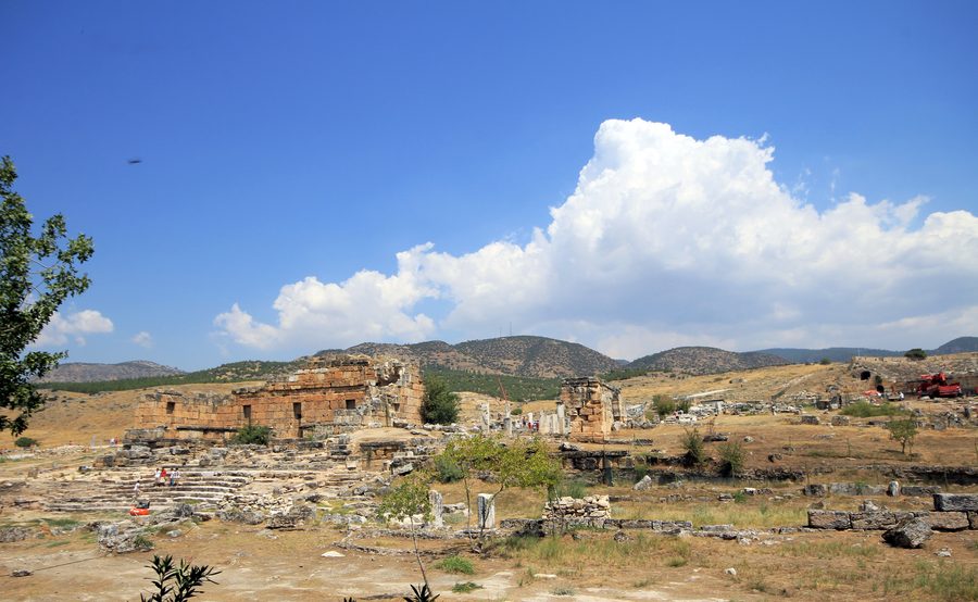 Ruines romaines antiques de Hiérapolis à côté des terrasses de travertin de Pamukkale près de Denizli
