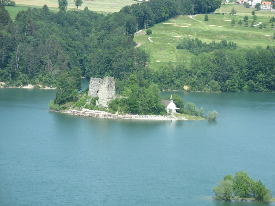 Île d’Ogoz avec des tours médiévales et une chapelle dans le lac de la Gruyère