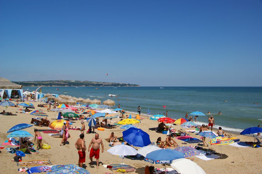 Plage de sable d’Obzor sur la côte bulgare de la mer Noire avec vue vers Byala