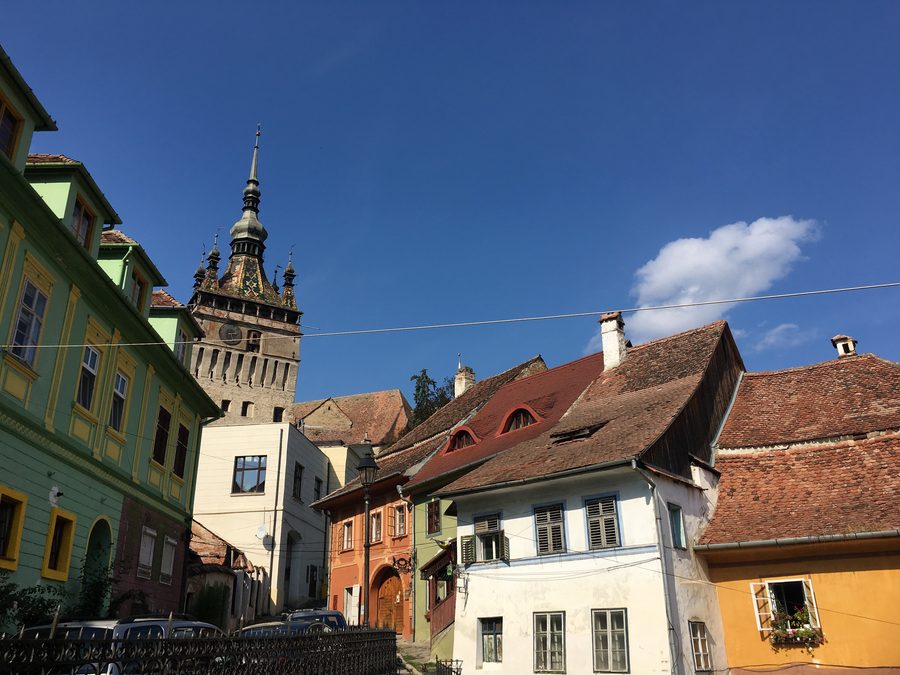 Centre historique de Sighișoara avec des bâtiments médiévaux et une rue