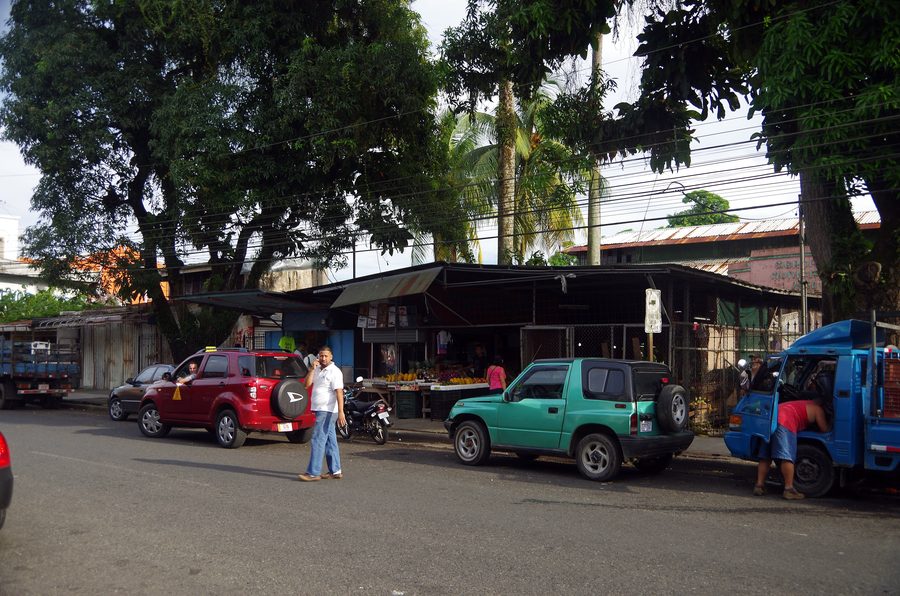Scène de rue sur l’avenida au marché de Limón, Costa Rica