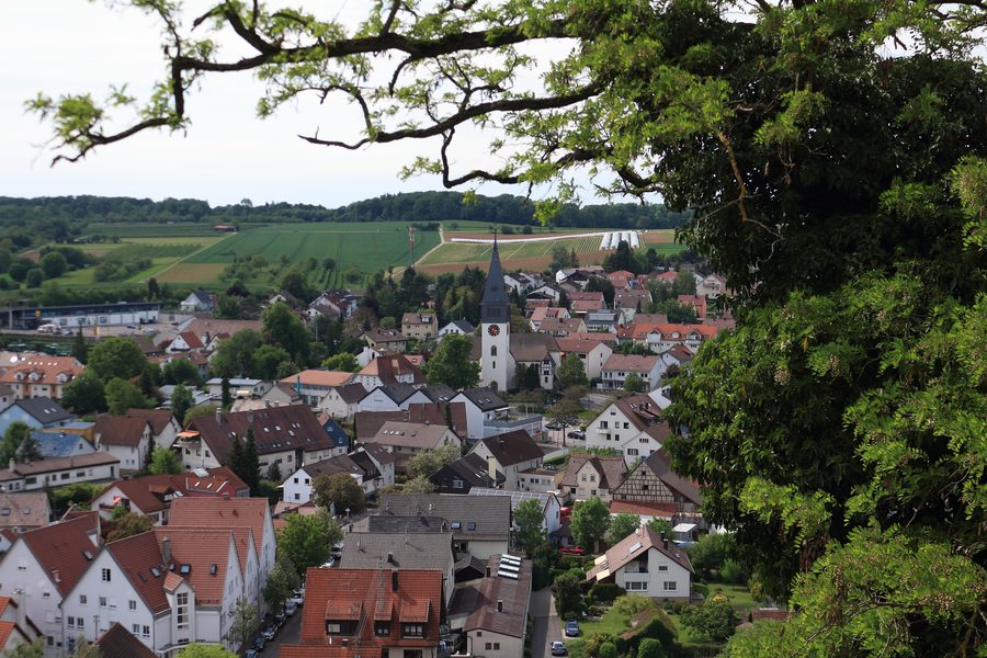 Église protestante Johanneskirche à Untergruppenbach, vue depuis le château de Stettenfels