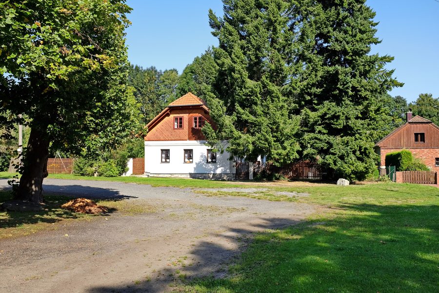 Maisons du village sur la place du village de Mnichov dans le district de Domažlice