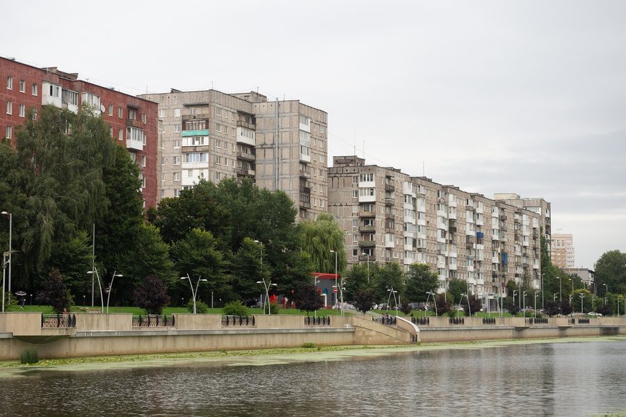 Le quai Admirala Tributza le long de la Pregolia à Kaliningrad.
