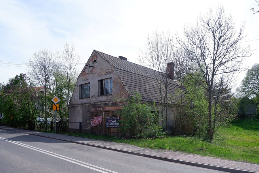 Straßenansicht der 1-Maja-Straße in Gołkowice, Polen