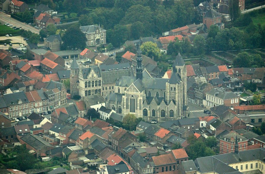 Vue aérienne du centre de Zoutleeuw avec l’hôtel de ville et la Sint-Leonarduskerk