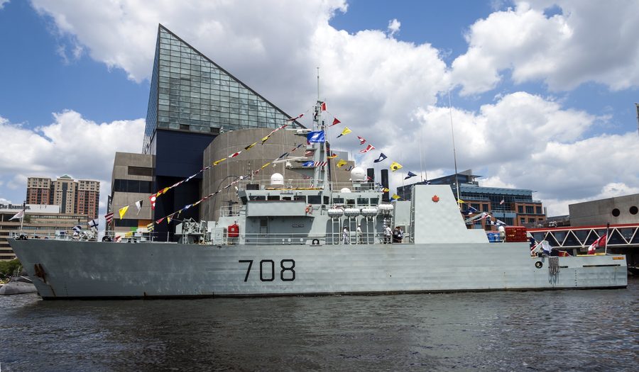 Navire dans l’Inner Harbor de Baltimore avec le National Aquarium en arrière-plan