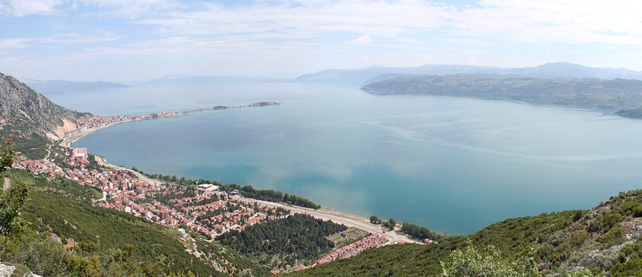 Le lac Eğirdir avec la ville d’Eğirdir et les îles Canada et Yeşilada