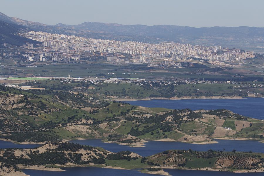 Vue sur le centre-ville de Kahramanmaraş et le réservoir de Sir