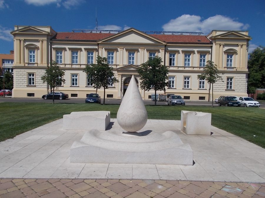 L’hôtel du comitat de Jász-Nagykun-Szolnok à côté d’un parc à Szolnok.
