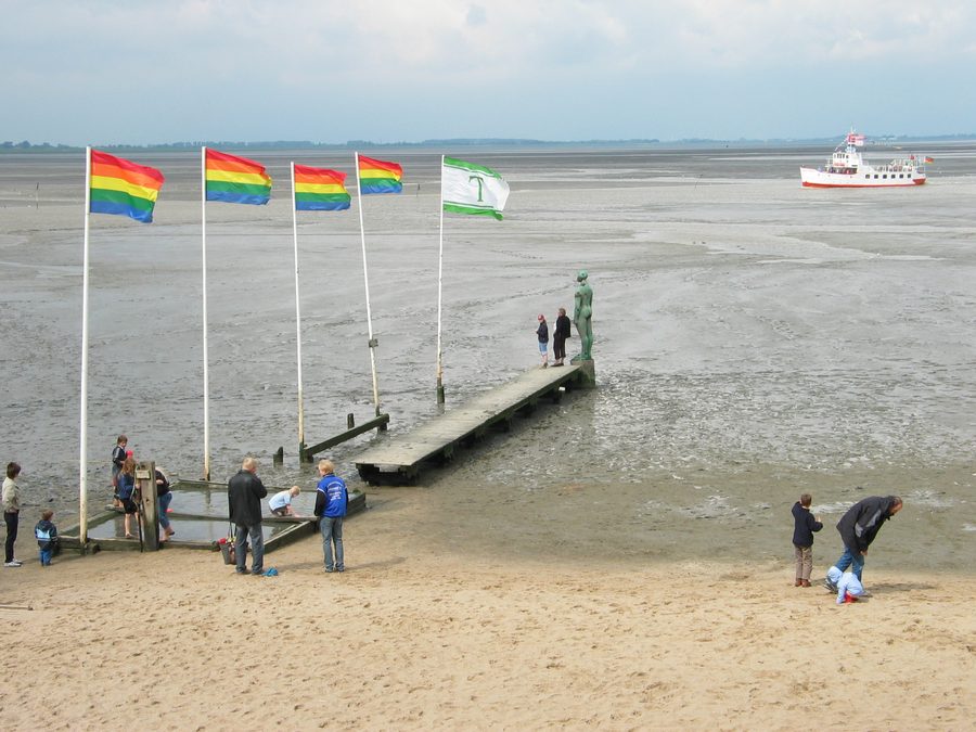 Plage à Dangast avec une jetée et les bateaux Jade et Etta de Dangast.
