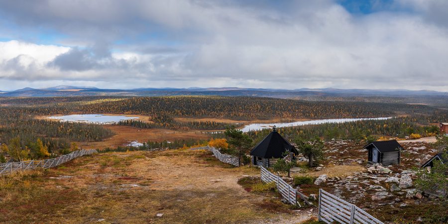 Vue vers l’est depuis le Pieni Pyhätunturi de Salla, avec des fell et des lacs visibles