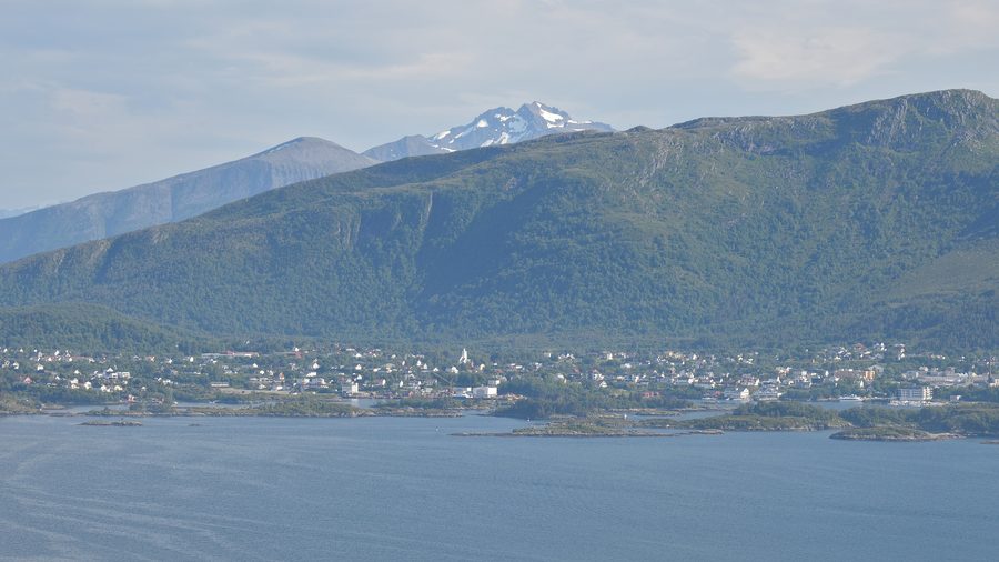 Langevåg sur Sula avec la côte et des montagnes en arrière-plan