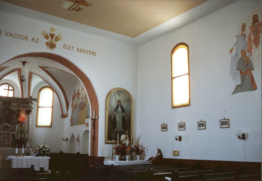Intérieur de l’église catholique romaine de la Sainte-Trinité à Levelek