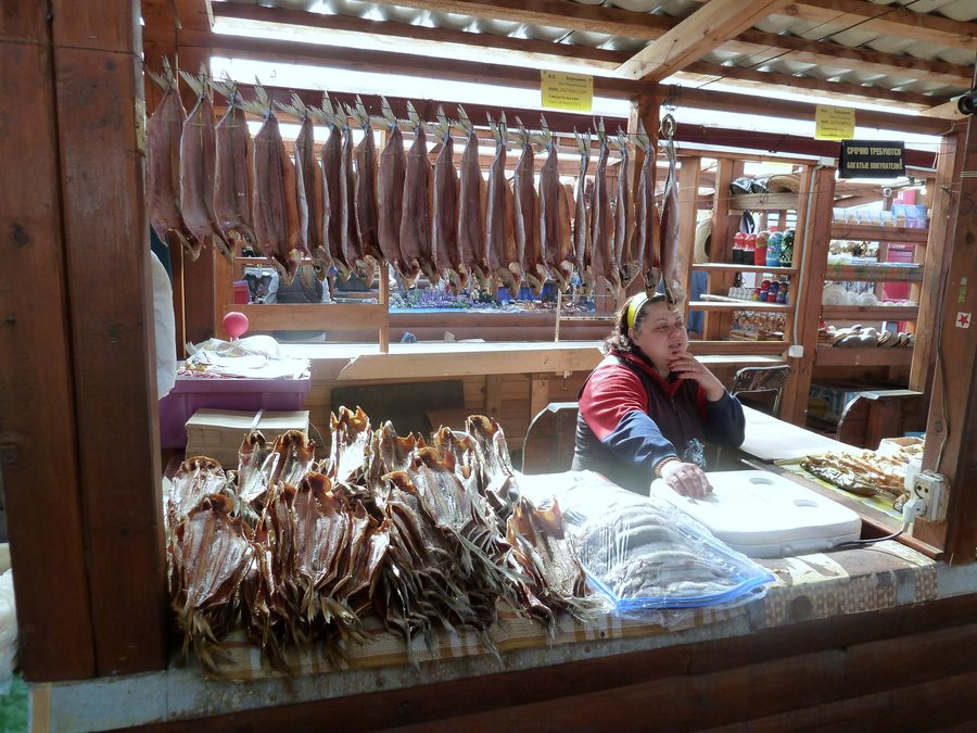 Listvianka sur la rive du lac Baïkal dans l’oblast d’Irkoutsk