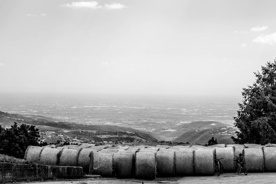 Panorama de la Lessinia avec paysage rural de haut plateau et prairies