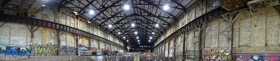 Panorama de l’entrepôt des Carrie Blast Furnaces National Historic Landmark avec une structure en acier industrielle.